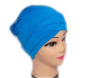 Bonnet croisé de couleur bleu turquoise